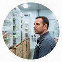 Responsabile di centro distribuzione all ingrosso che controlla pallet refrigerati in magazzino
